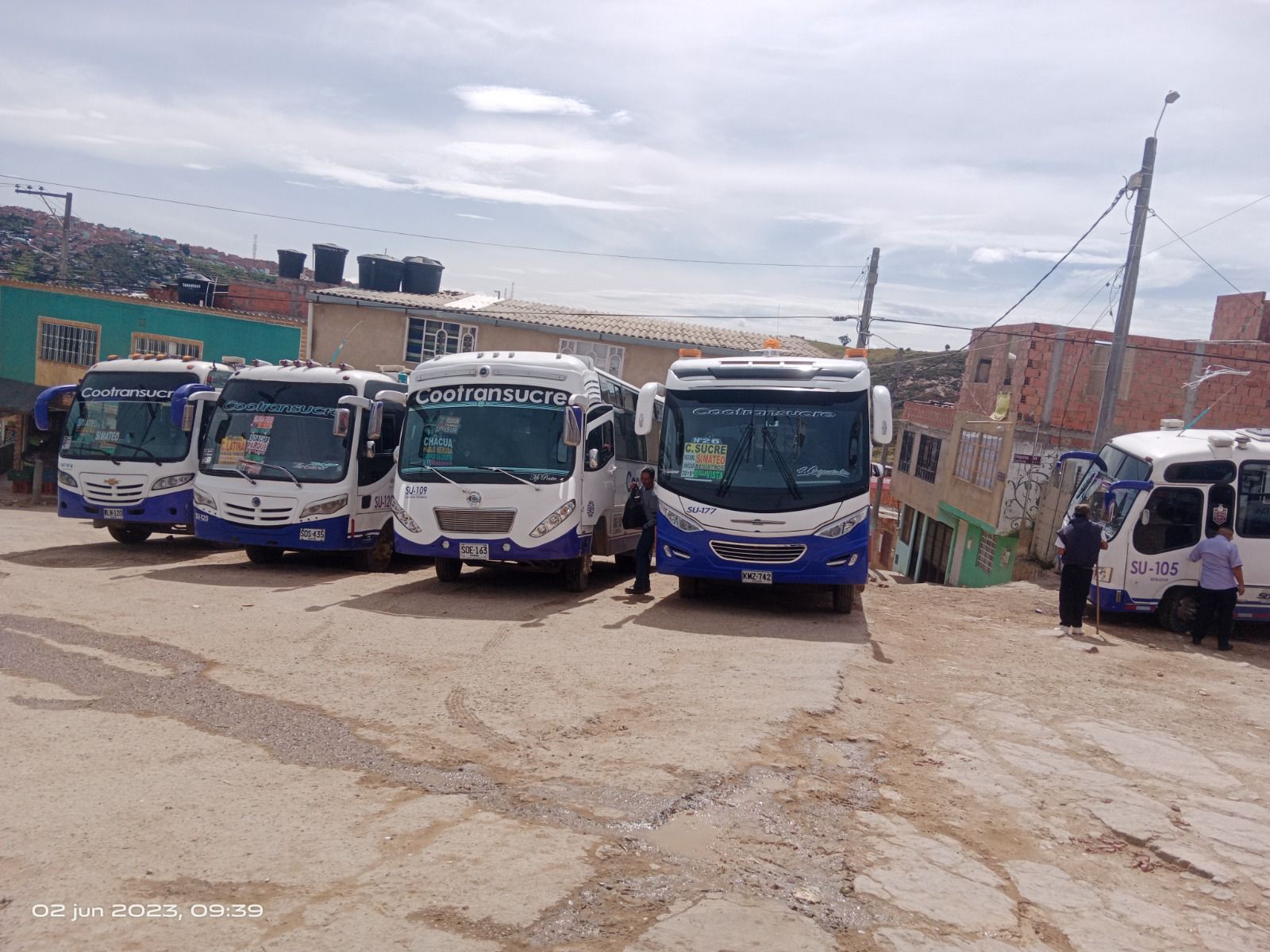 Flota de buses de COOTRANSUCRE reunida en un patio de operación